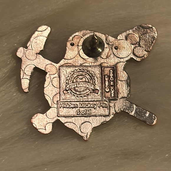 Disney Hidden Mickey Snow White and the Seven Dwarfs - Bashful 2014 Trading Pin - Picture 4 of 4